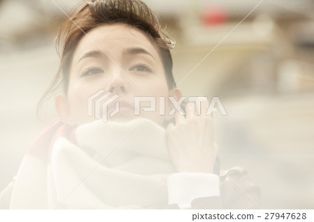 走在港口城市畫象的婦女 走在港口城市畫象的婦女 27947628