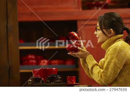A woman experiencing lacquering A woman experiencing lacquering 27947630