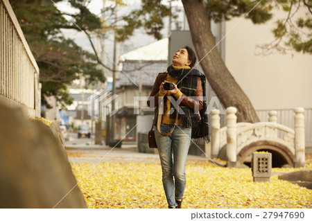 單獨在區域內行走的婦女獨自旅行 27947690