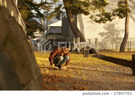 單獨在區域內行走的婦女獨自旅行 單獨在區域內行走的婦女獨自旅行 27947703