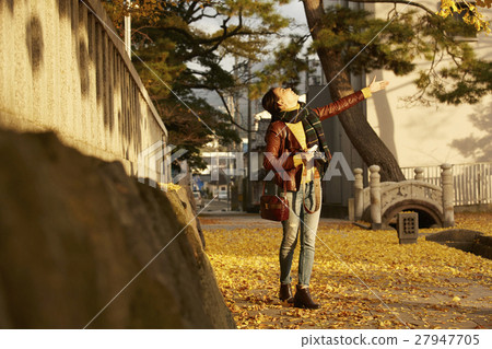 單獨在區域內行走的婦女獨自旅行 27947705