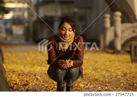Women walking around the precincts alone Traveling alone 27947715