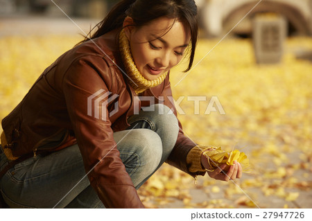 Women walking around the precincts alone Traveling alone 27947726