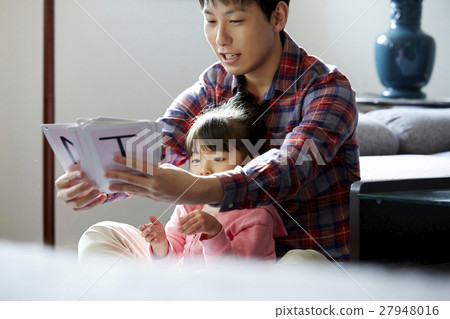 教孩子學習的父親的形象 教孩子學習的父親的形象 27948016