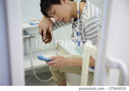 Mr. Ikumen washing shoes 27948038