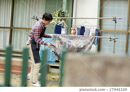 Male husband who hangs up the laundry 27948109
