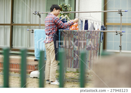 Male husband who hangs up the laundry 27948123