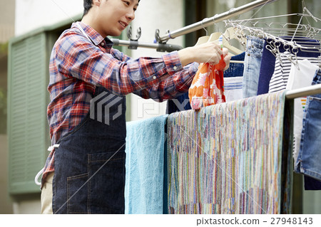 掛衣服的男丈夫 27948143