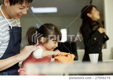家庭先生早上吃午飯 家庭先生早上吃午飯 27948278