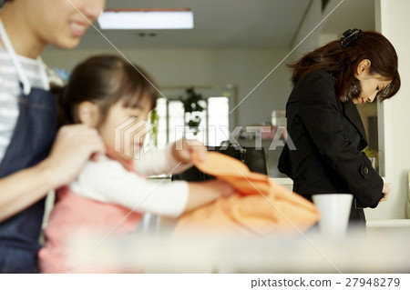 妻子早上為丈夫的家人做準備 妻子早上為丈夫的家人做準備 27948279