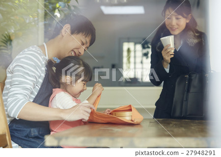 Mr. Family's morning packed lunch 27948291