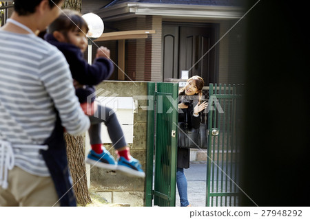 Mr. and a child who watches off his wife 27948292