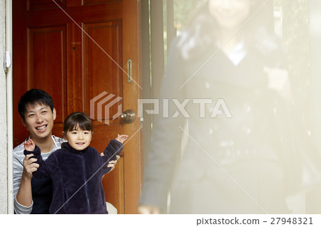 Mr. and a child who watches off his wife Mr. and a child who watches off his wife 27948321