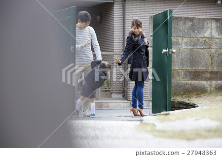 Mr. and a child who watches off his wife 27948363