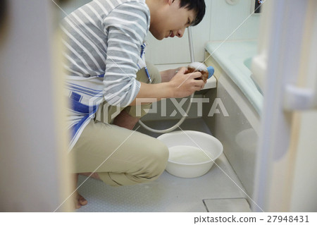 Mr. Ikumen washing shoes 27948431