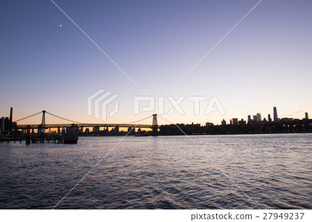 Manhattan after sunset 27949237