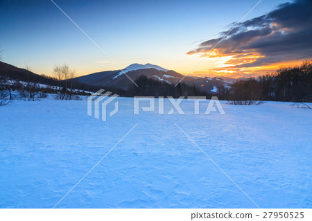 Beautiful winter landscape in the mountains 27950525
