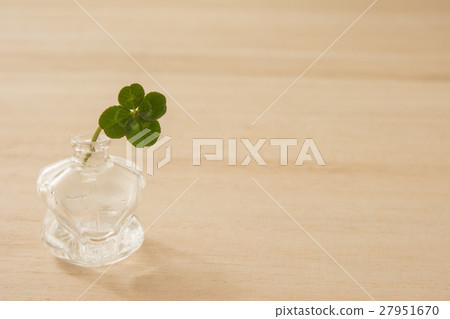 四片葉子三葉草木五穀背景 27951670