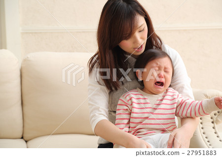 哭泣的媽媽和哭泣 哭泣的媽媽和哭泣 27951883
