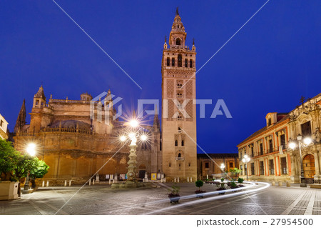 Giralda and Seville Cathedral at night, Spain Giralda and Seville Cathedral at night, Spain 27954500