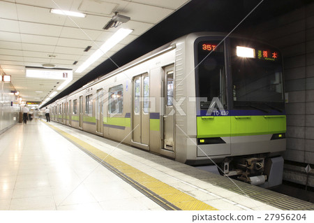 [S] Toei Shinjuku Line 10-300 type (Rapid: 8-car train/Hatsudai Station) 27956204