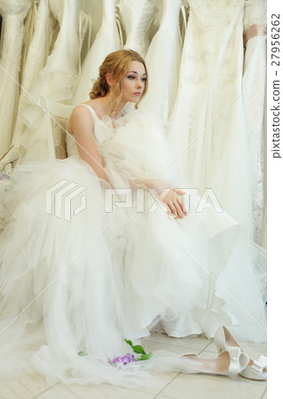Vintage glamour young woman Vintage glamour young woman 27956262