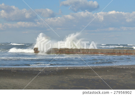 海浪沖擊防波堤 27956902