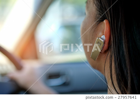 Women using hands-free phone while driving. 27957641