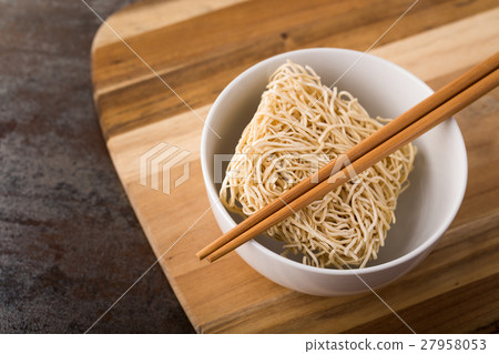 Chinese dried noodles in a bowl 27958053