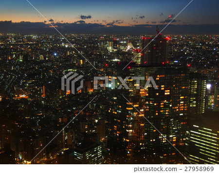 在市中心的建築街（東京都觀景台）〜黃昏和夜晚之間〜 27958969