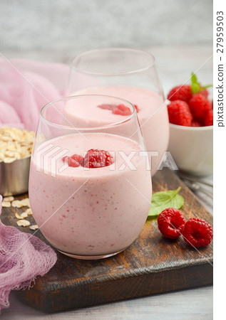 Raspberry and banana smoothie with oatmeal  27959503
