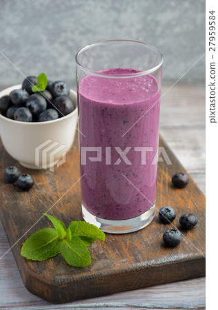 Blueberry and banana smoothie with oatmeal  27959584