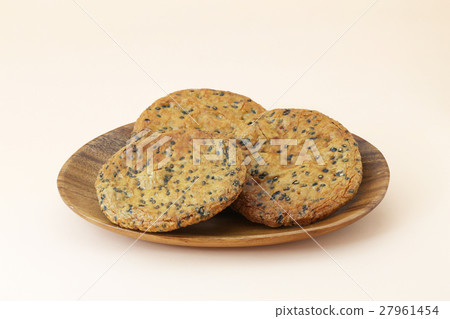 Sesame rice crackers 27961454