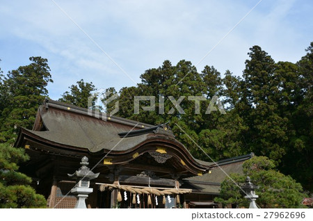Fall of Oguni Shrine in an autumn Ancient forest 27962696