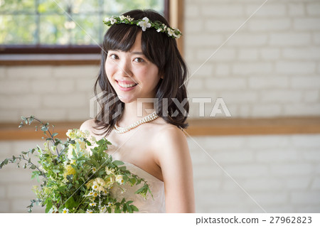 Women in a wedding dress Women in a wedding dress 27962823