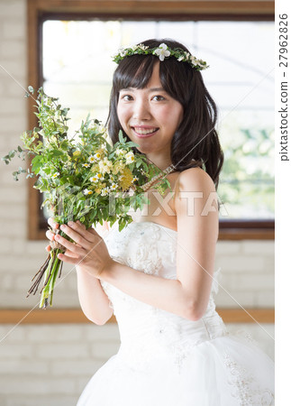 婦女穿著婚紗 27962826