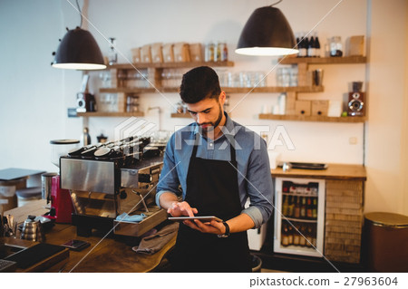 Man using digital tablet 27963604