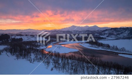 Niigata ken Ojiya snow scenery of the Shinano river of Mysterious Morning glow and Echigo Miyama 27967246