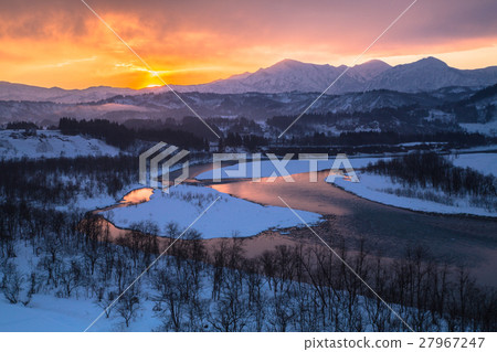 Niigata ken Ojiya snow scenery of the Shinano river of Mysterious Morning glow and Echigo Miyama 27967247