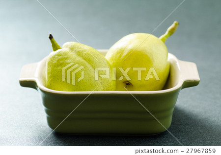 Fresh pear fruit in a bowl Fresh pear fruit in a bowl 27967859