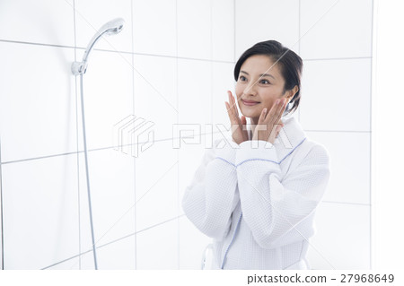 Middle-aged female 27968649