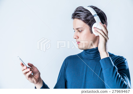 男子戴著無線耳機 27969467