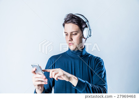 男子戴著無線耳機 27969468