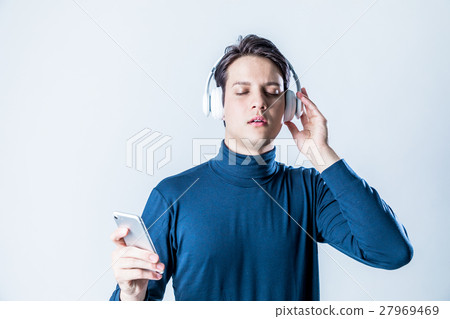 男子戴著無線耳機 27969469