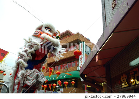 Spring Festival Kobe Nanjing Town Lion dancing in a shop got a gift 27969944