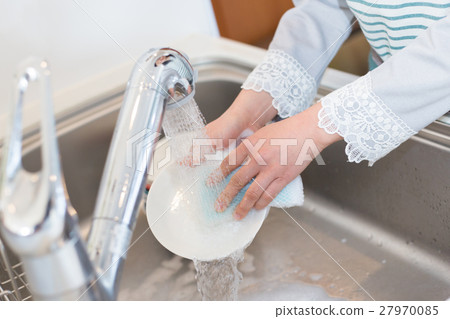 Housewife washing dishes 27970085