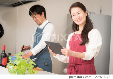看片劑的中間夫婦在廚房裡 27979278