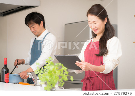 看片劑的中間夫婦在廚房裡 看片劑的中間夫婦在廚房裡 27979279