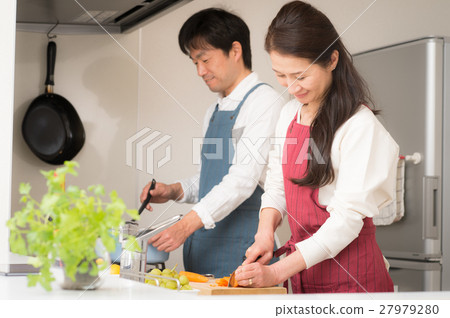 站立在廚房裡的中間夫婦 27979280