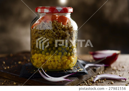 mason jar salad 27981556